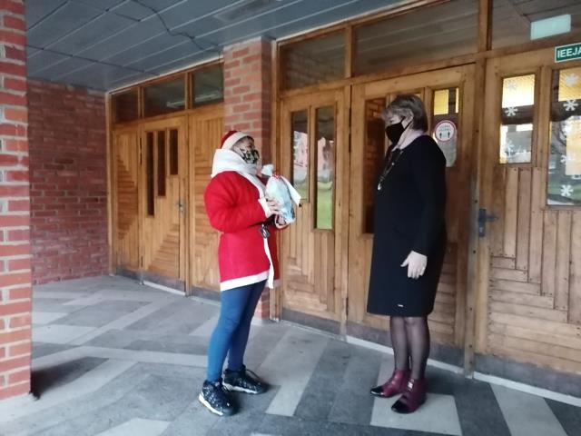 Rūķi iznēsā dāvanas